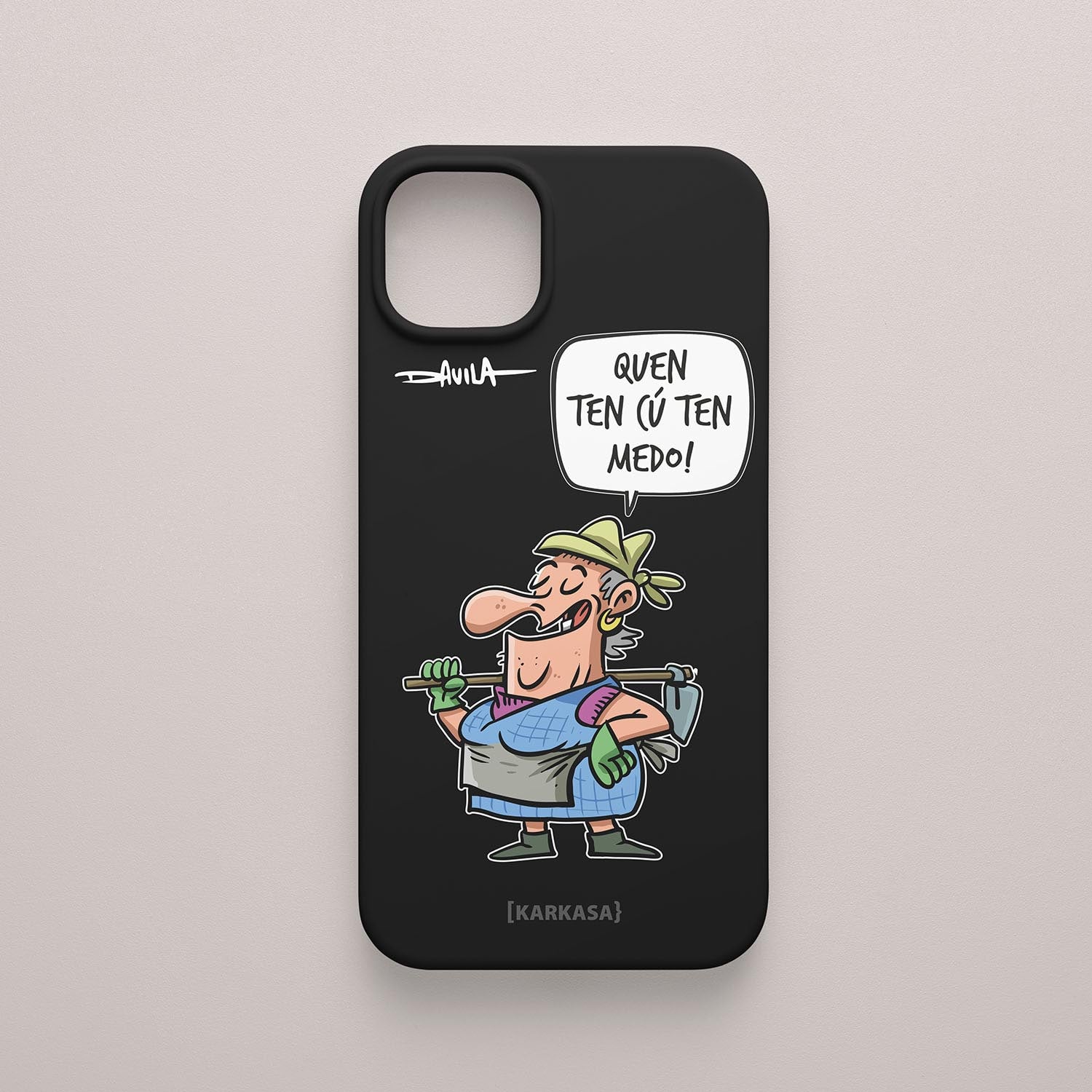 Funda negra con personaje Dora y la frase “Quen ten cu ten medo!”. Diseño de Luis Davila para la colección O Bichero x KARKASA.