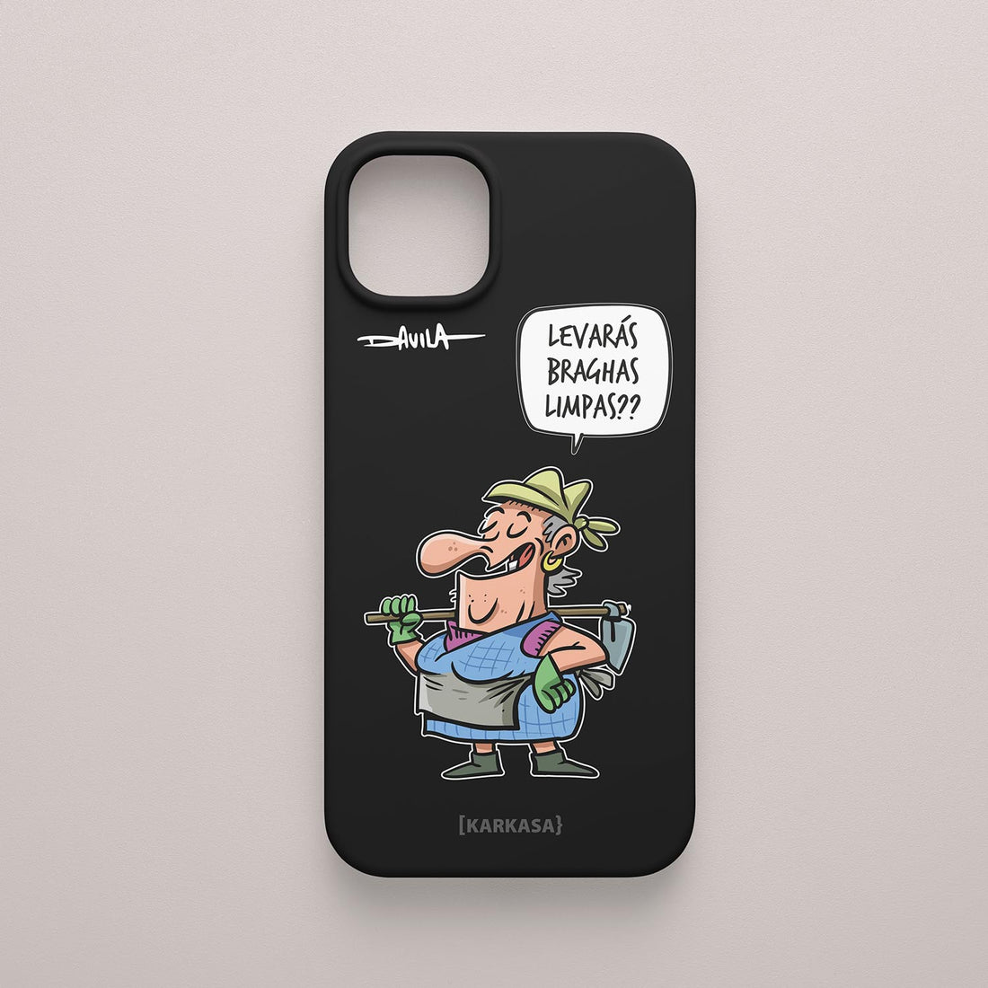 Funda negra con ilustración de Dora y la frase “Levarás bragas limpas??”. Diseño original gallego de O Bichero.