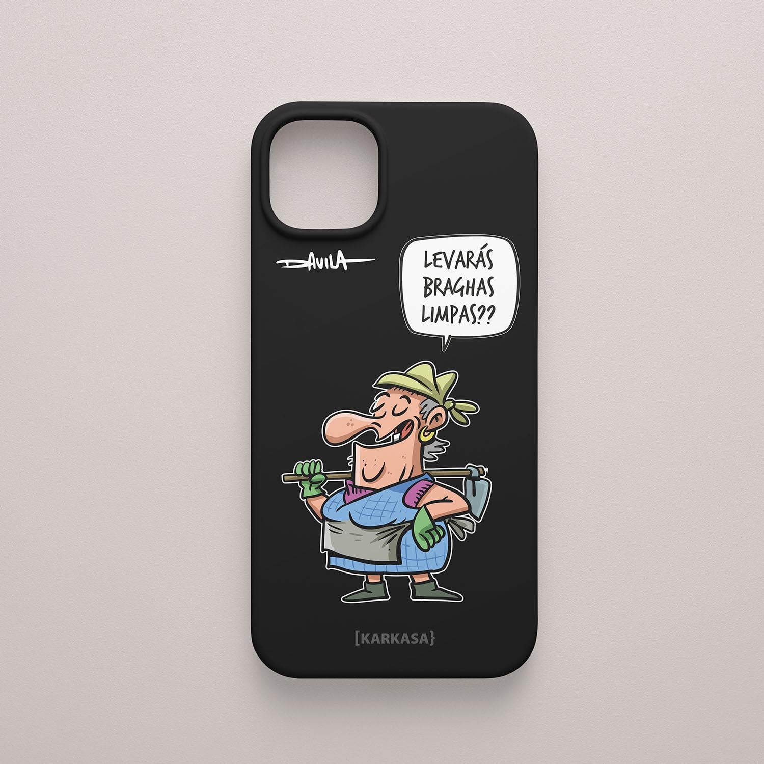 Funda negra con ilustración de Dora y la frase “Levarás bragas limpas??”. Diseño original gallego de O Bichero.