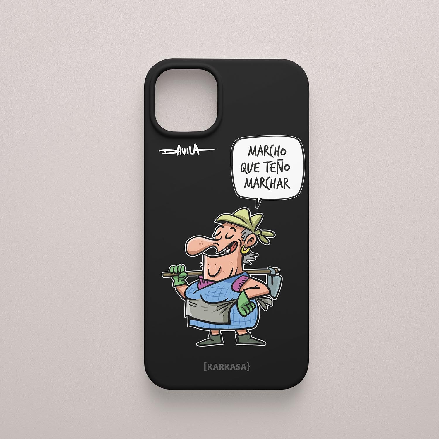 Funda negra con frase de Dora “Marcho que teño marchar”. Diseño de Davila para KARKASA con retranca gallega.