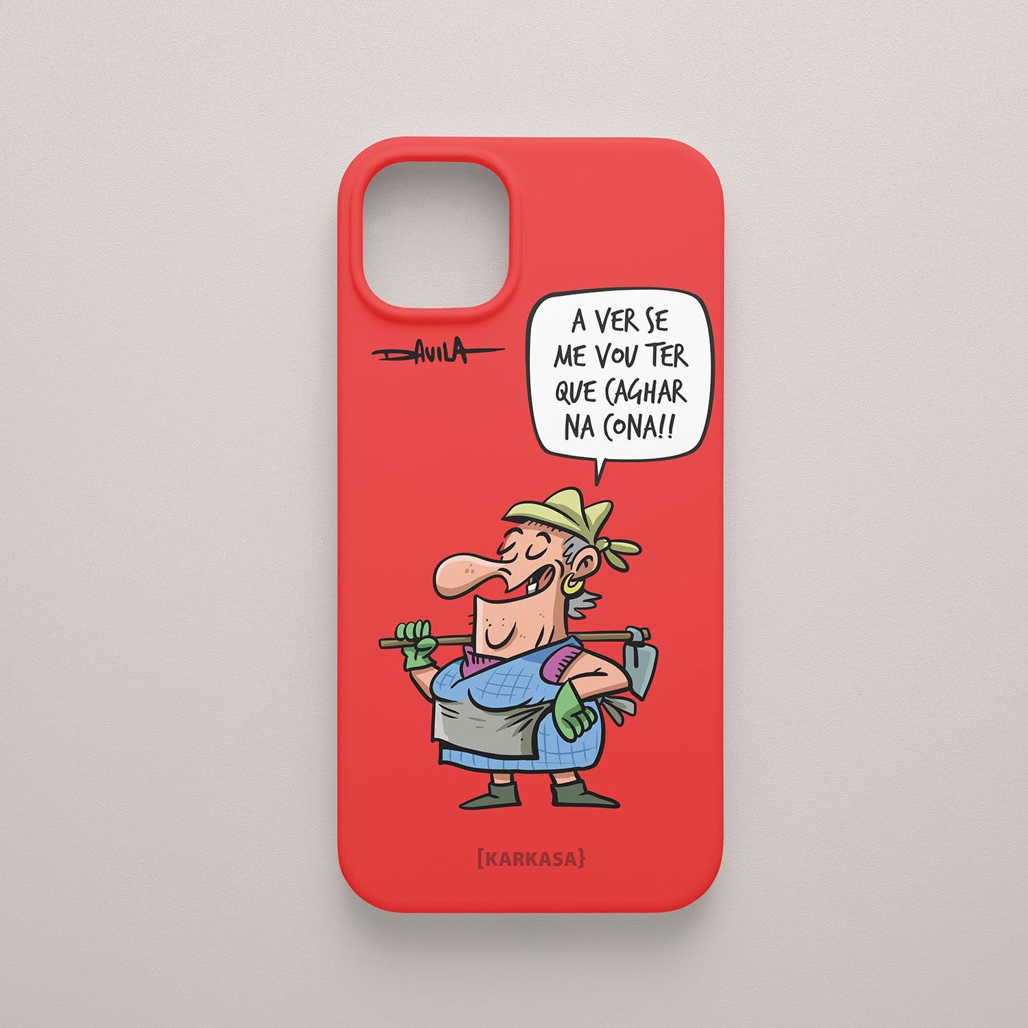 Funda roja con ilustración provocadora de Dora: “A ver se me vou ter que cagar na cona!!”. Humor irreverente de Luis Davila para KARKASA.