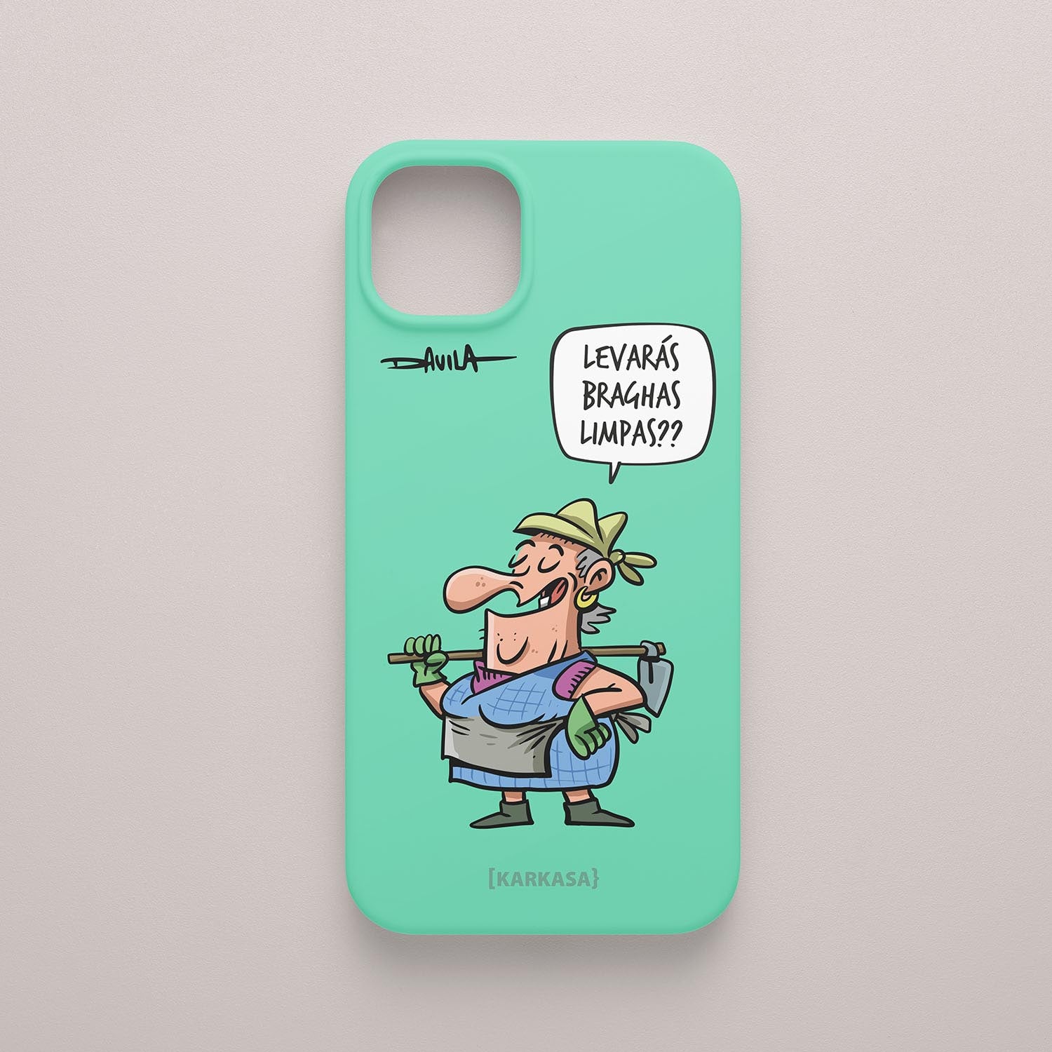 Funda verde mar con ilustración de Dora diciendo “Levarás bragas limpas??”. Diseño original de Luis Davila para KARKASA.