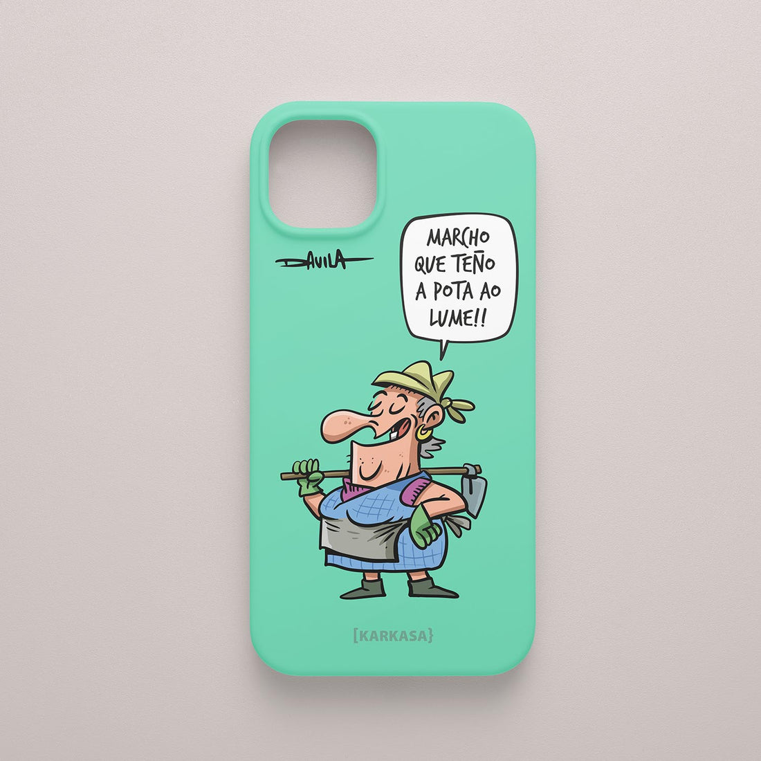 Funda de móvil verde mar con Dora diciendo “Marcho que teño a pota ao lume!!”. Humor gráfico de Luis Davila para KARKASA.