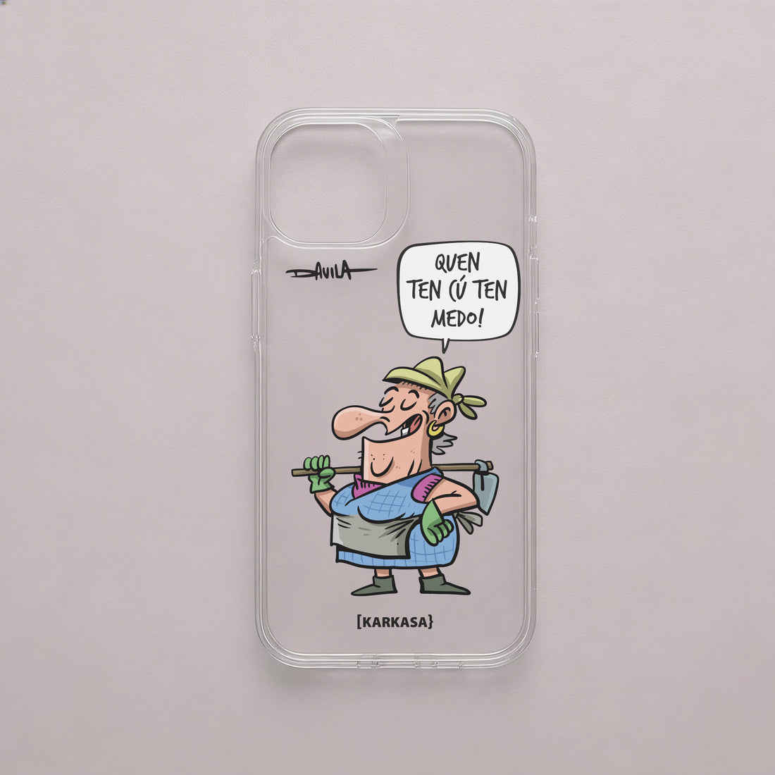 Funda transparente antigolpes con personaje Dora y la frase “Quen ten cu ten medo!”. Diseño de Luis Davila para la colección O Bichero x KARKASA.
