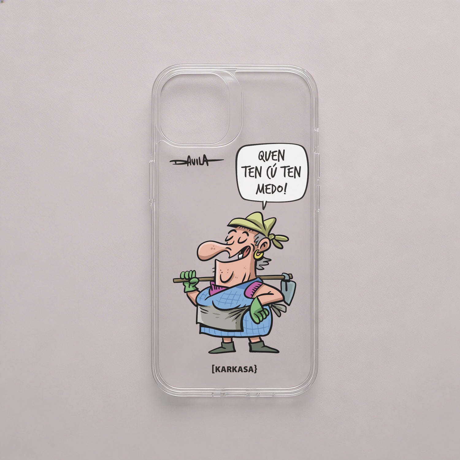 Funda transparente antigolpes con personaje Dora y la frase “Quen ten cu ten medo!”. Diseño de Luis Davila para la colección O Bichero x KARKASA.