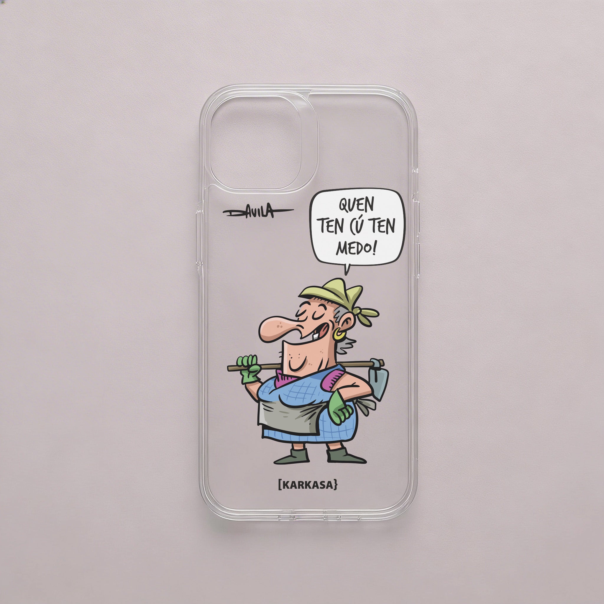 Funda transparente antigolpes con personaje Dora y la frase “Quen ten cu ten medo!”. Diseño de Luis Davila para la colección O Bichero x KARKASA.