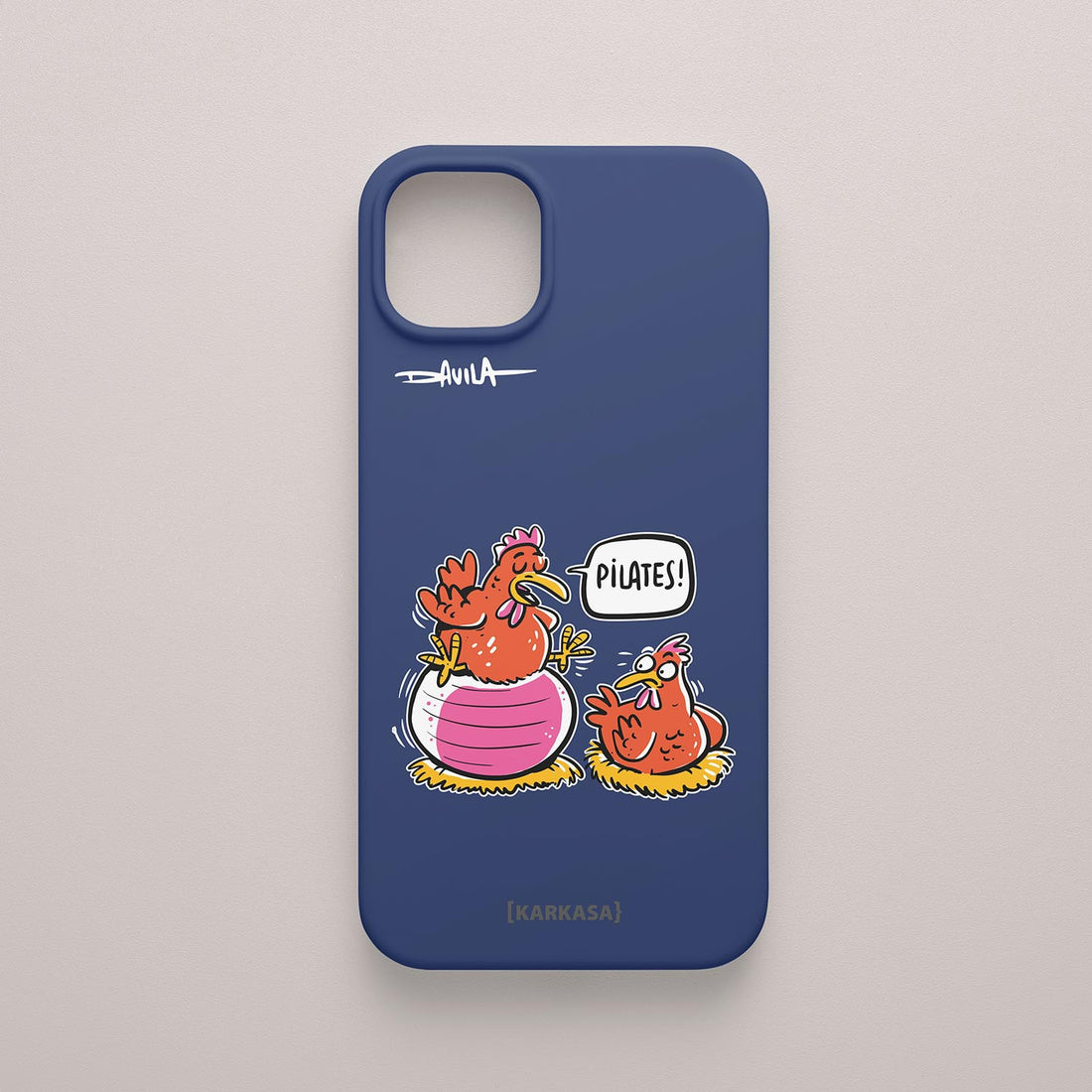 Funda movil azul marino con dibujo divertido de gallinas entrenando, diseño de Luis Davila para la colección O Bichero x KARKASA.