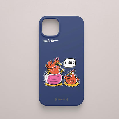 Funda movil azul marino con dibujo divertido de gallinas entrenando, diseño de Luis Davila para la colección O Bicheiro x KARKASA.