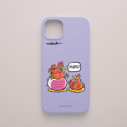Funda movil lila con dos gallinas, una sobre pelota de pilates, en una escena absurda y gallega de Davila para KARKASA.