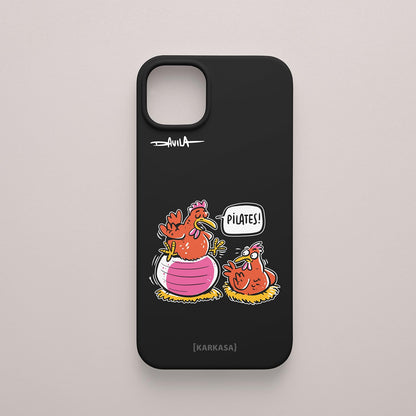 Funda de móvil negra con ilustración cómica de gallinas haciendo pilates, diseño firmado por Luis Davila.