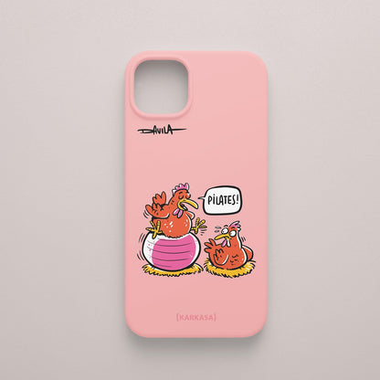 Funda rosa chicle con dibujo de gallinas sobre una pelota de pilates, diseño humorístico de Luis Davila para KARKASA.