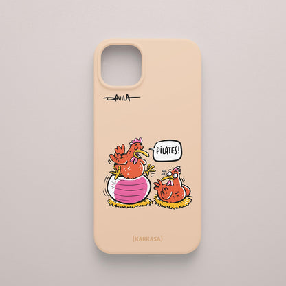Funda rosa nude con ilustración de dos gallinas entrenando con pelota, estilo cómico de Luis Davila en O Bicheiro x KARKASA.