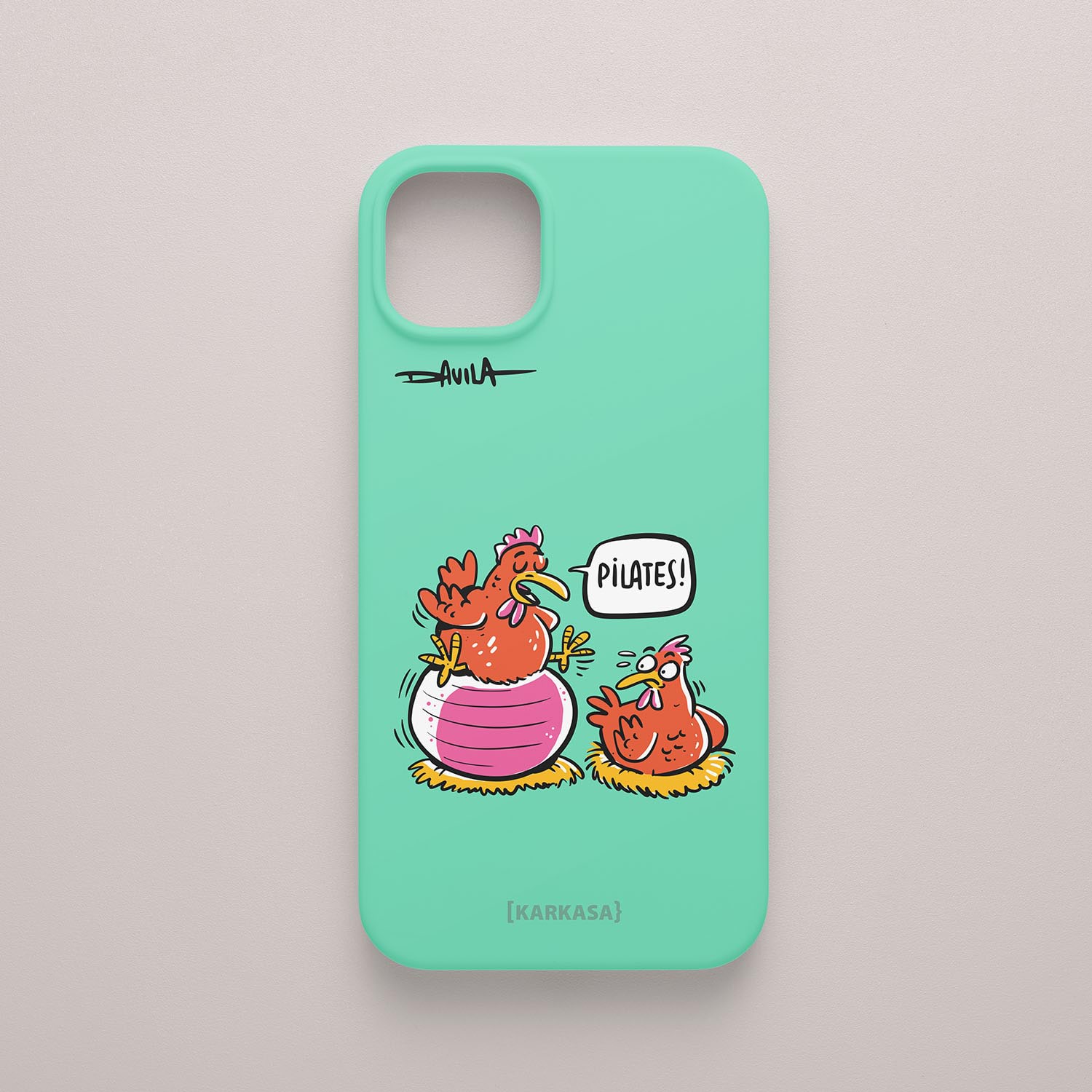 Funda de móvil verde mar con ilustración cómica de dos gallinas haciendo pilates, diseño de Luis Davila para la colección O Bichero x KARKASA.
