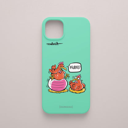 Funda de móvil verde mar con ilustración cómica de dos gallinas haciendo pilates, diseño de Luis Davila para la colección O Bicheiro x KARKASA.