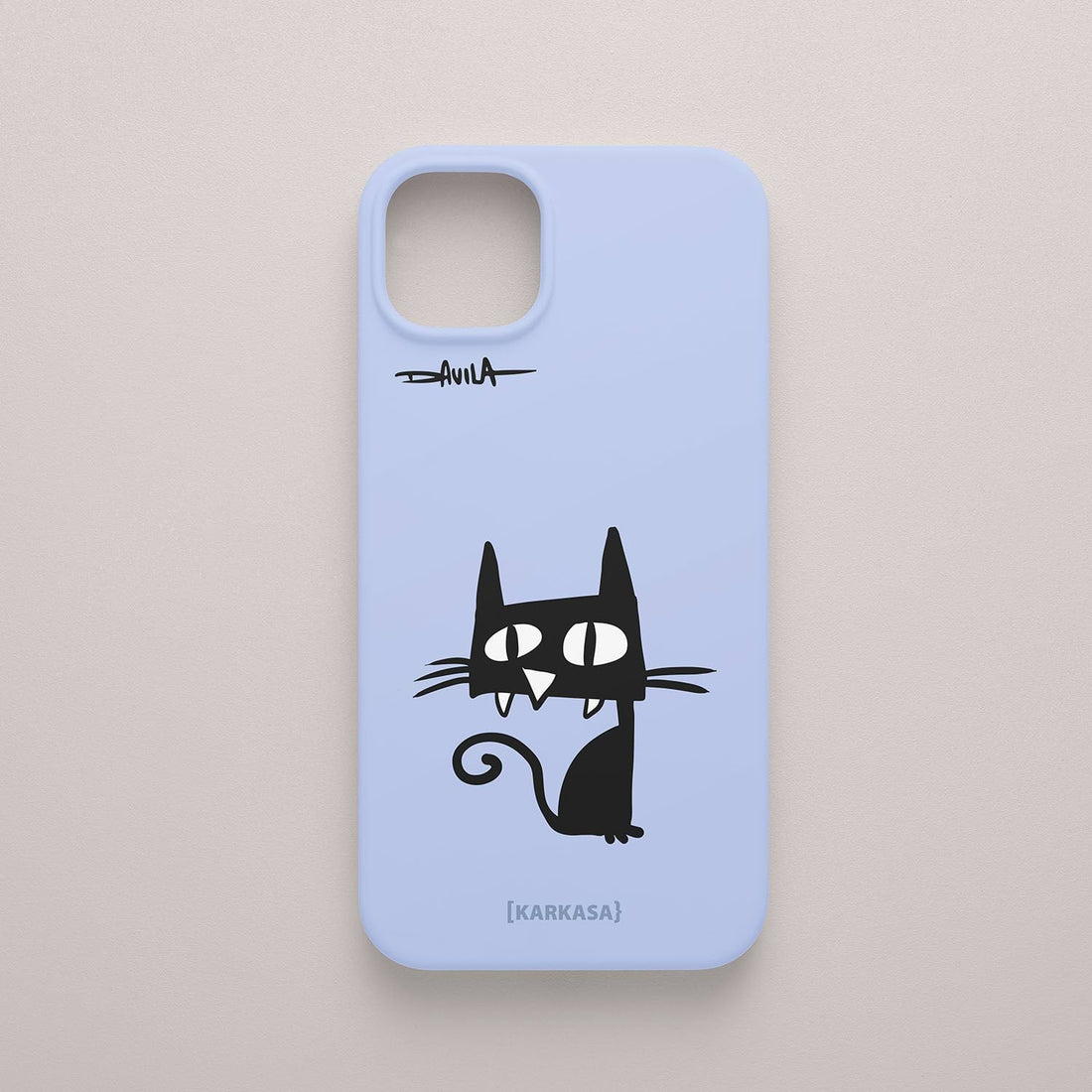 Funda azul celeste con ilustración de gato negro de ojos saltones y colmillos. Diseño KARKASA x Davila.