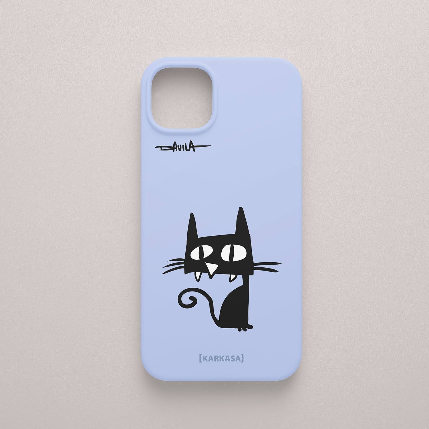 Funda azul celeste con ilustración de gato negro de ojos saltones y colmillos. Diseño KARKASA x Davila.