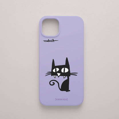 Funda de móvil lila con diseño de gato negro ilustrado por Davila. Serie O Bicheiro x KARKASA.