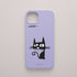 Funda de móvil lila con diseño de gato negro ilustrado por Davila. Serie O Bichero x KARKASA.