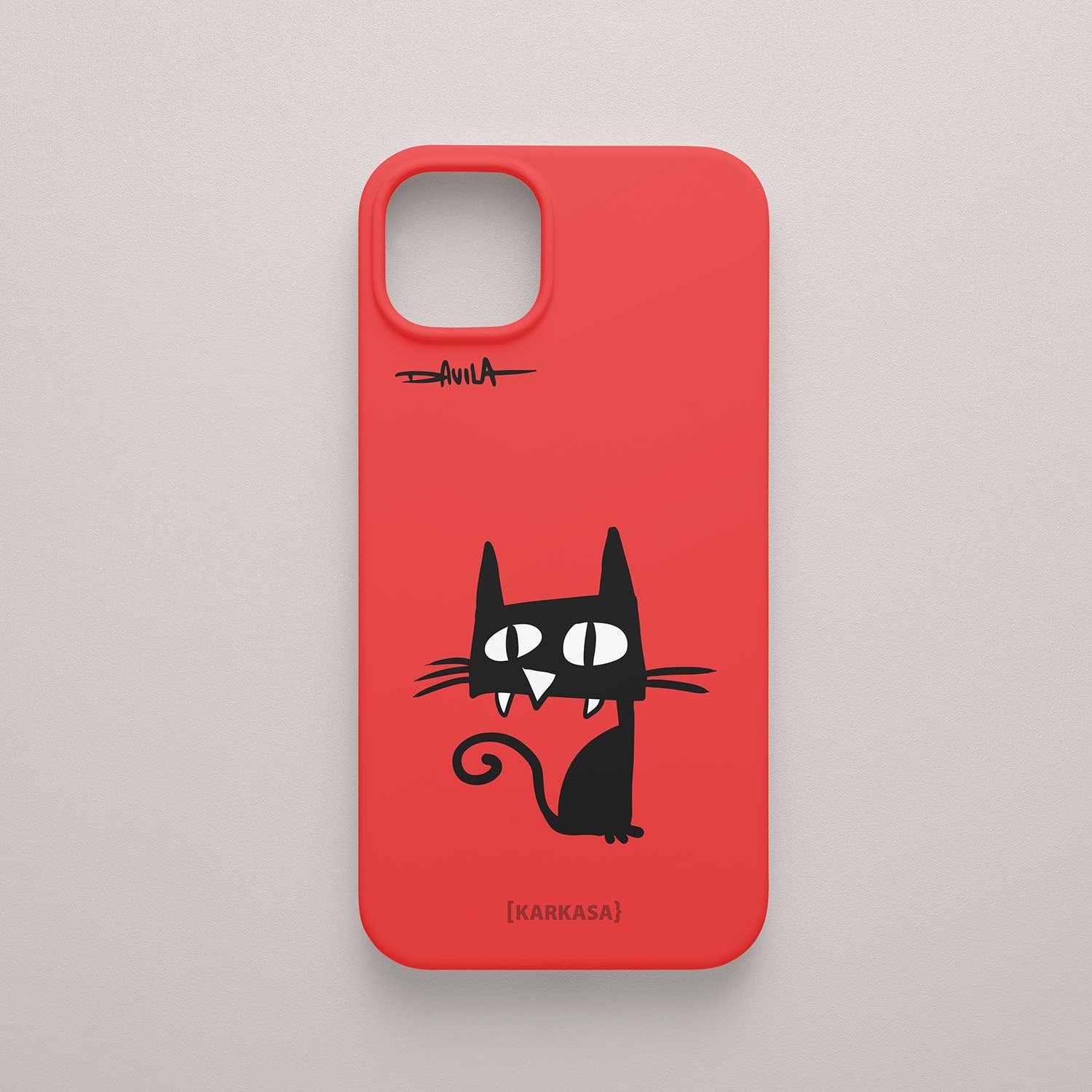 Funda roja con dibujo de gato negro con colmillos. Diseño de Luis Davila para KARKASA.