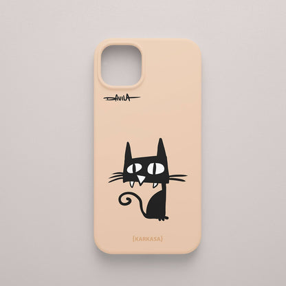 Funda rosa nude con ilustración de gato negro caricaturesco. Diseño original de Davila para KARKASA.