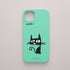 Funda verde menta con gato negro de ojos grandes. Serie humorística de O Bichero x KARKASA.