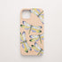 Funda KARKASA Silk Touch rosa nude con estampado de libélulas doradas con alas detalladas. Carcasa estilo joyería botánica.