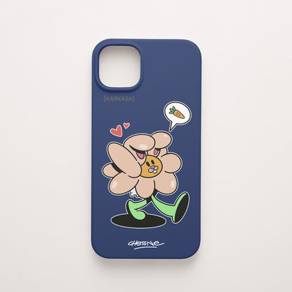Funda de móvil de silicona azul marino con una flor rosa con orejas de conejo y corazones perfilada en blanco, diseño Good Bunny de Chetone Sánchez para KARKASA.