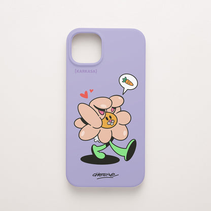 Funda de móvil de silicona lila con una flor rosa con orejas de conejo y corazones, diseño Good Bunny de Chetone Sánchez para KARKASA.