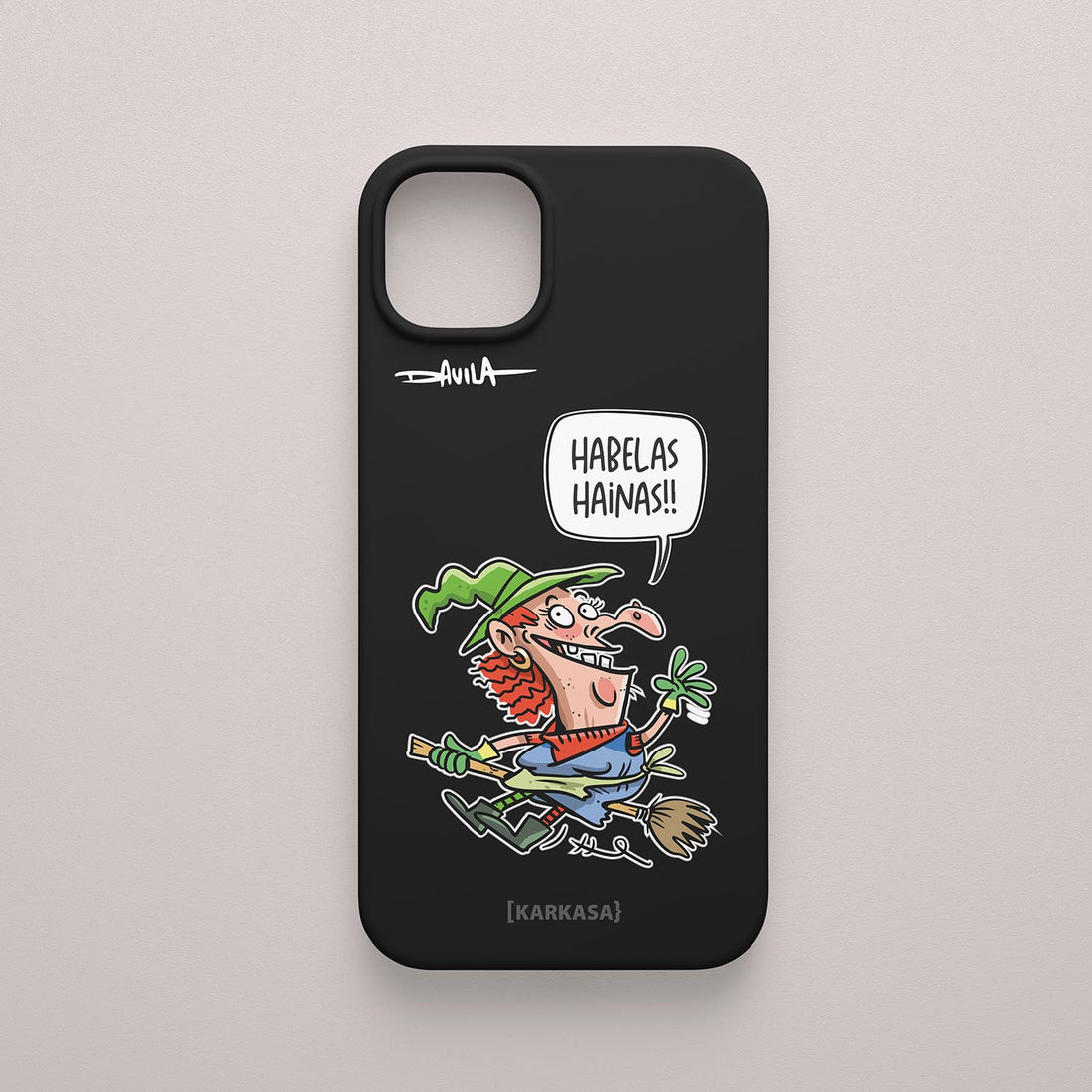 Funda negra con ilustración de una bruja (meiga) volando en escoba y diciendo "Habelas hainas!!", diseño de Luis Davila.