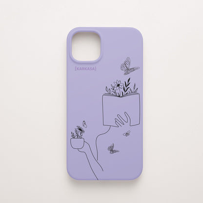 Funda de móvil KARKASA con ilustración lineal negra de una figura leyendo con flores y mariposas, en silicona mate Silk Touch lila.