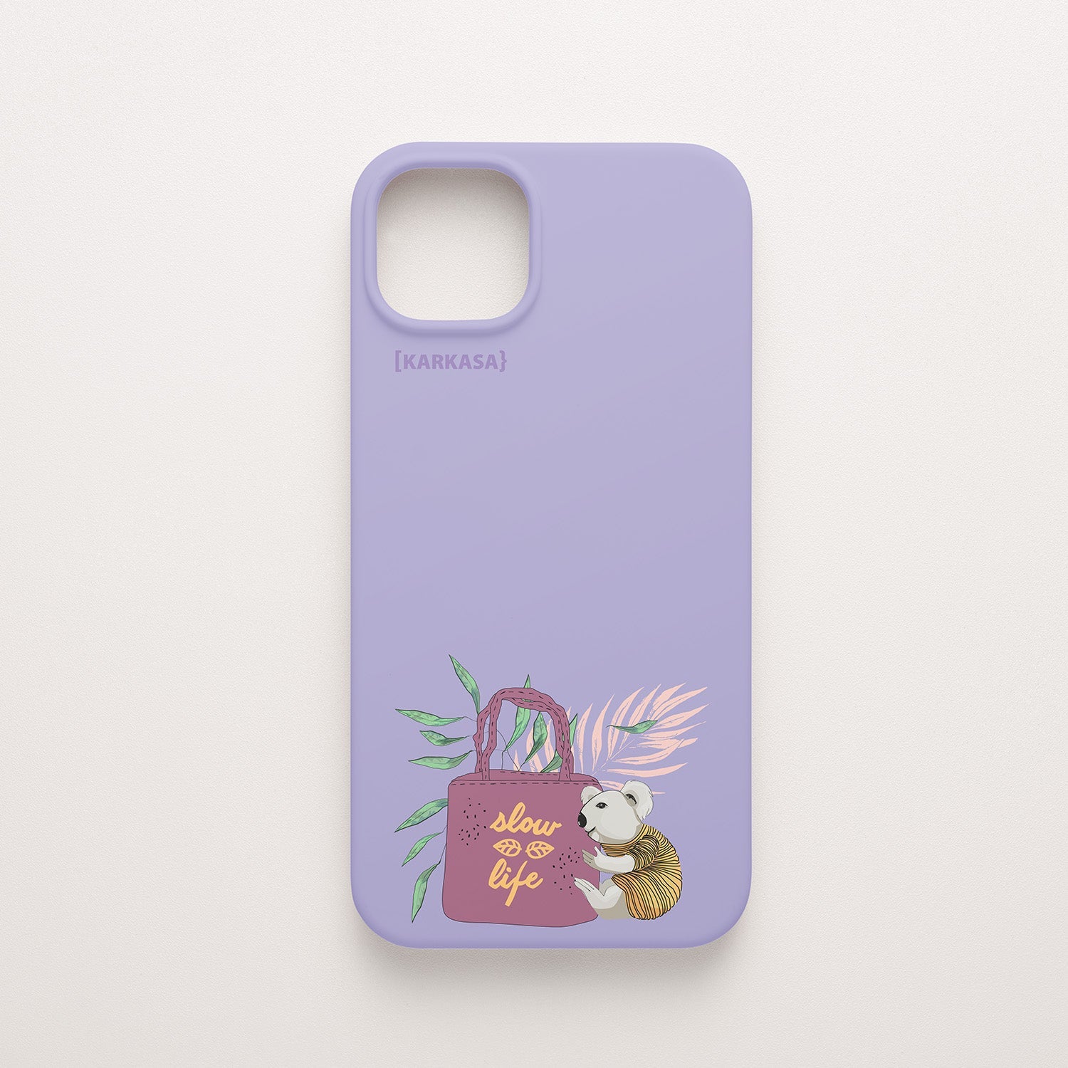 Funda KARKASA Silk Touch lila con ilustración de koala llevando un bolso rosa con la frase Slow Life y hojas tropicales. Carcasa estilo mindfulness.