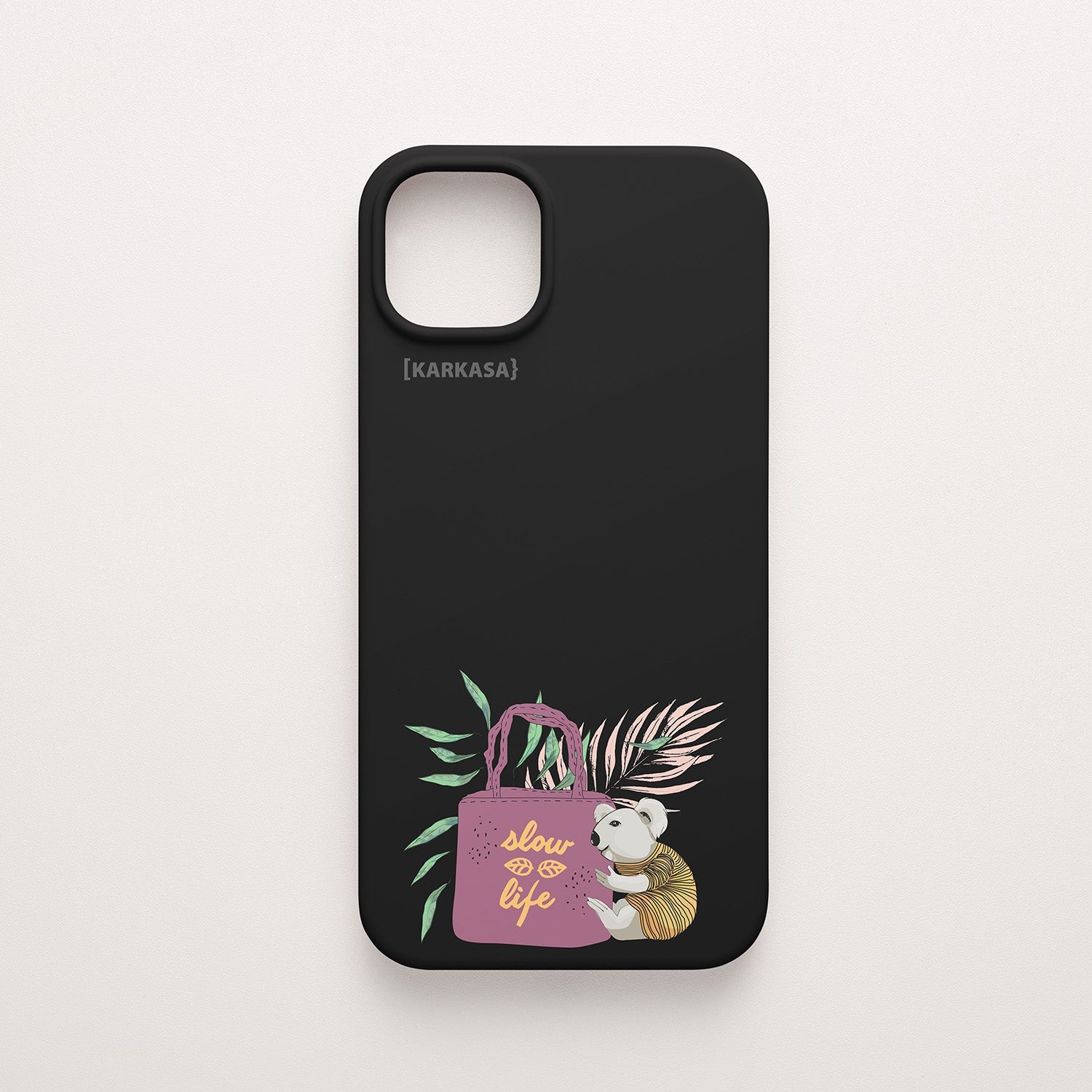 Funda KARKASA Silk Touch negra con ilustración de koala llevando un bolso rosa con la frase Slow Life y hojas tropicales. Carcasa estilo mindfulness.