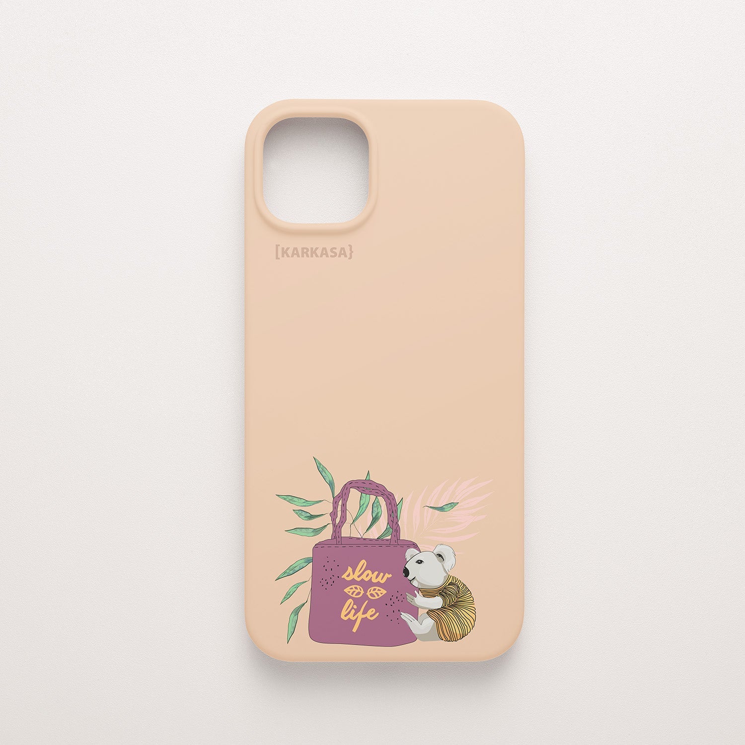 Funda KARKASA Silk Touch rosa nude con ilustración de koala llevando un bolso rosa con la frase Slow Life y hojas tropicales. Carcasa estilo mindfulness.