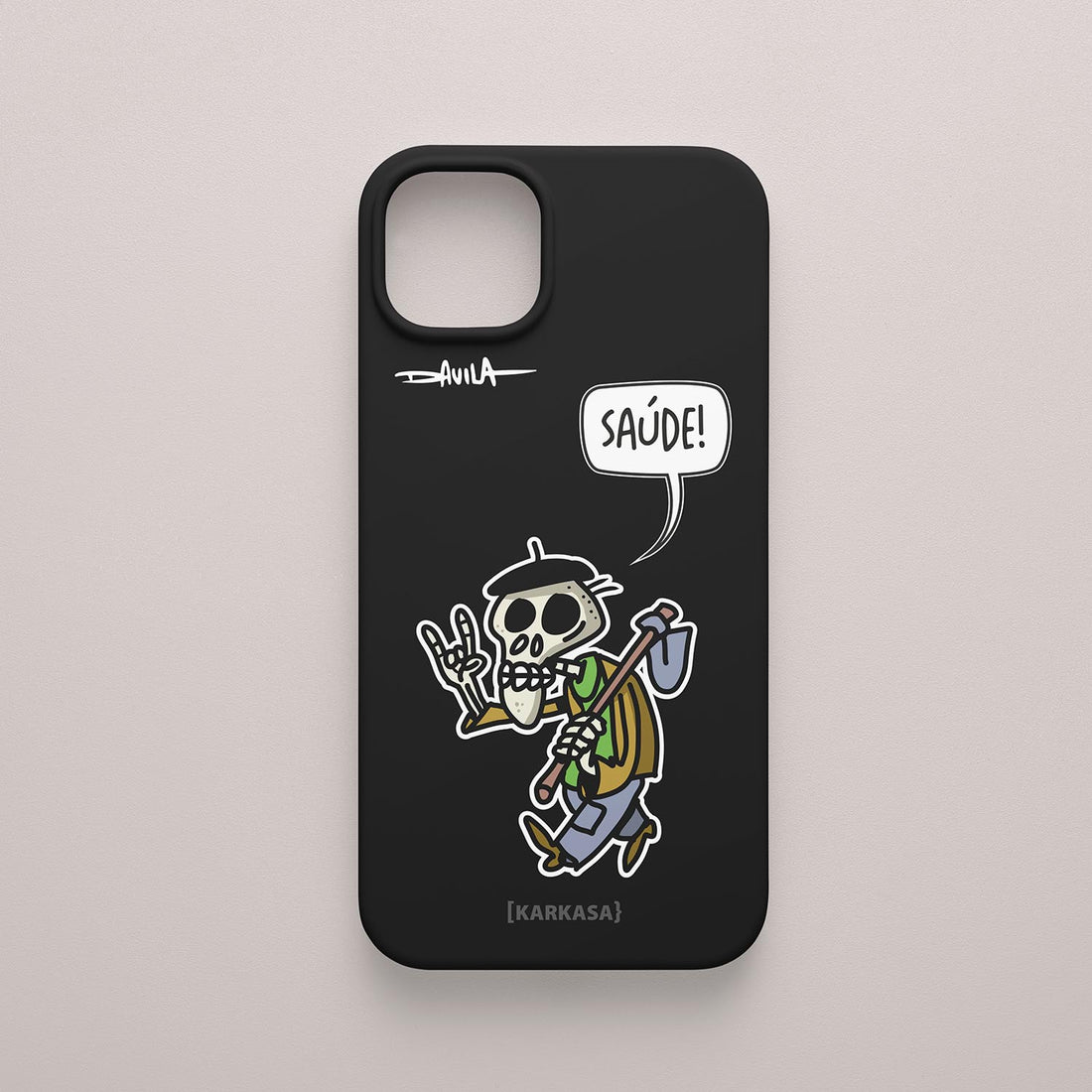 Funda negra con ilustración de un esqueleto agricultor (labrego) con boina y pala, diciendo "Saúde!", diseño de Luis Davila.