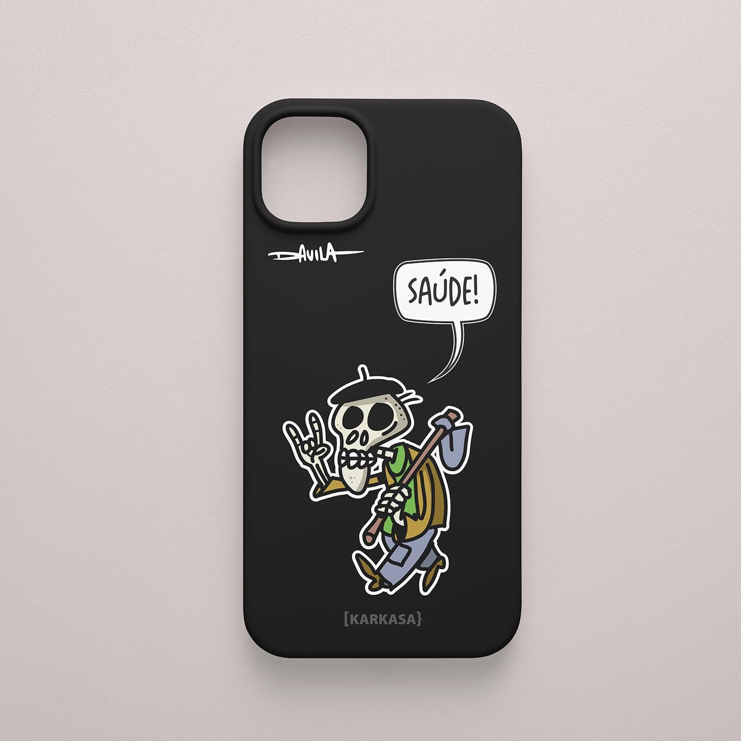 Funda negra con ilustración de un esqueleto agricultor (labrego) con boina y pala, diciendo "Saúde!", diseño de Luis Davila.
