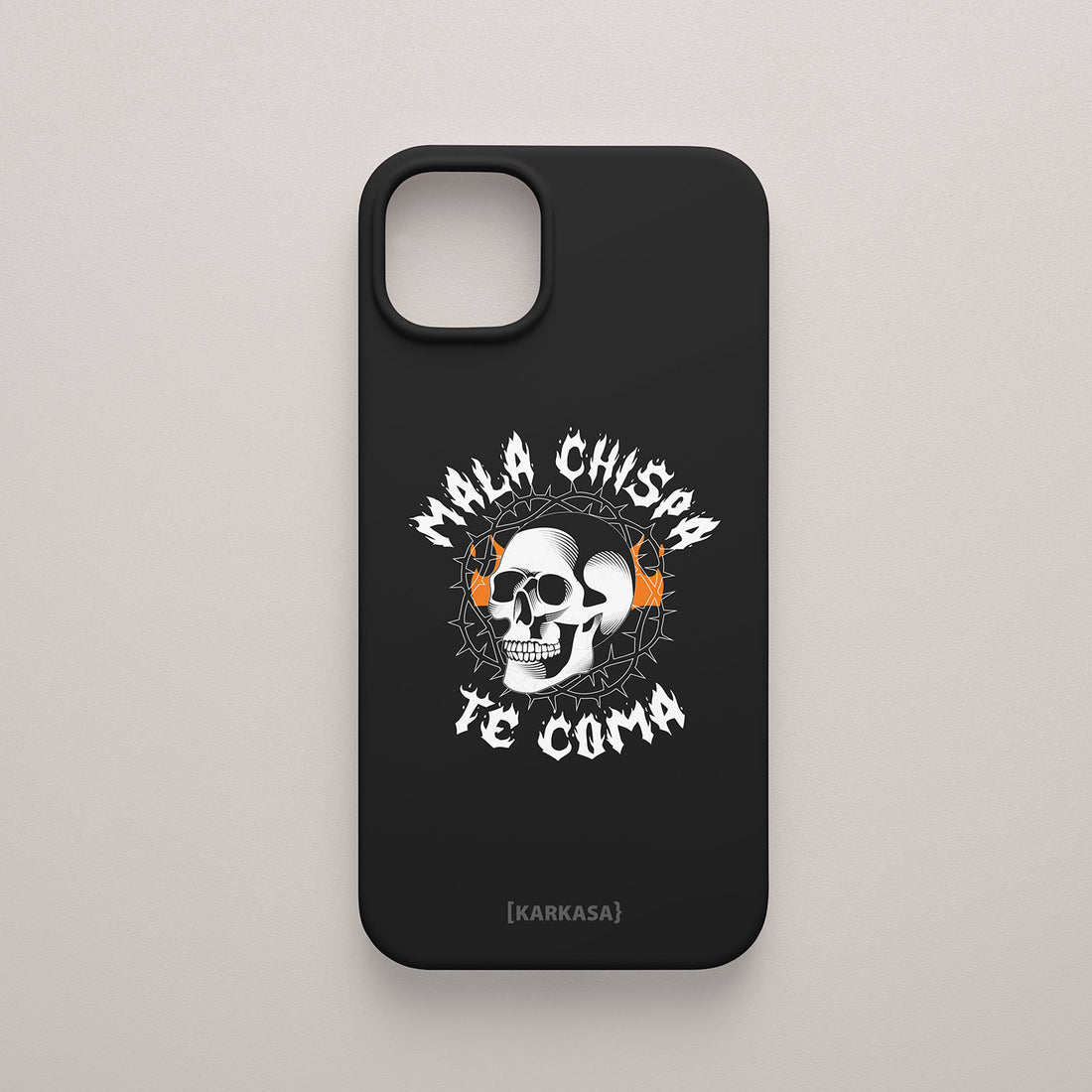 Funda negra con ilustración de una calavera en llamas y la frase "Mala chispa te coma" en tipografía gótica blanca, diseño de Son un Toxo.