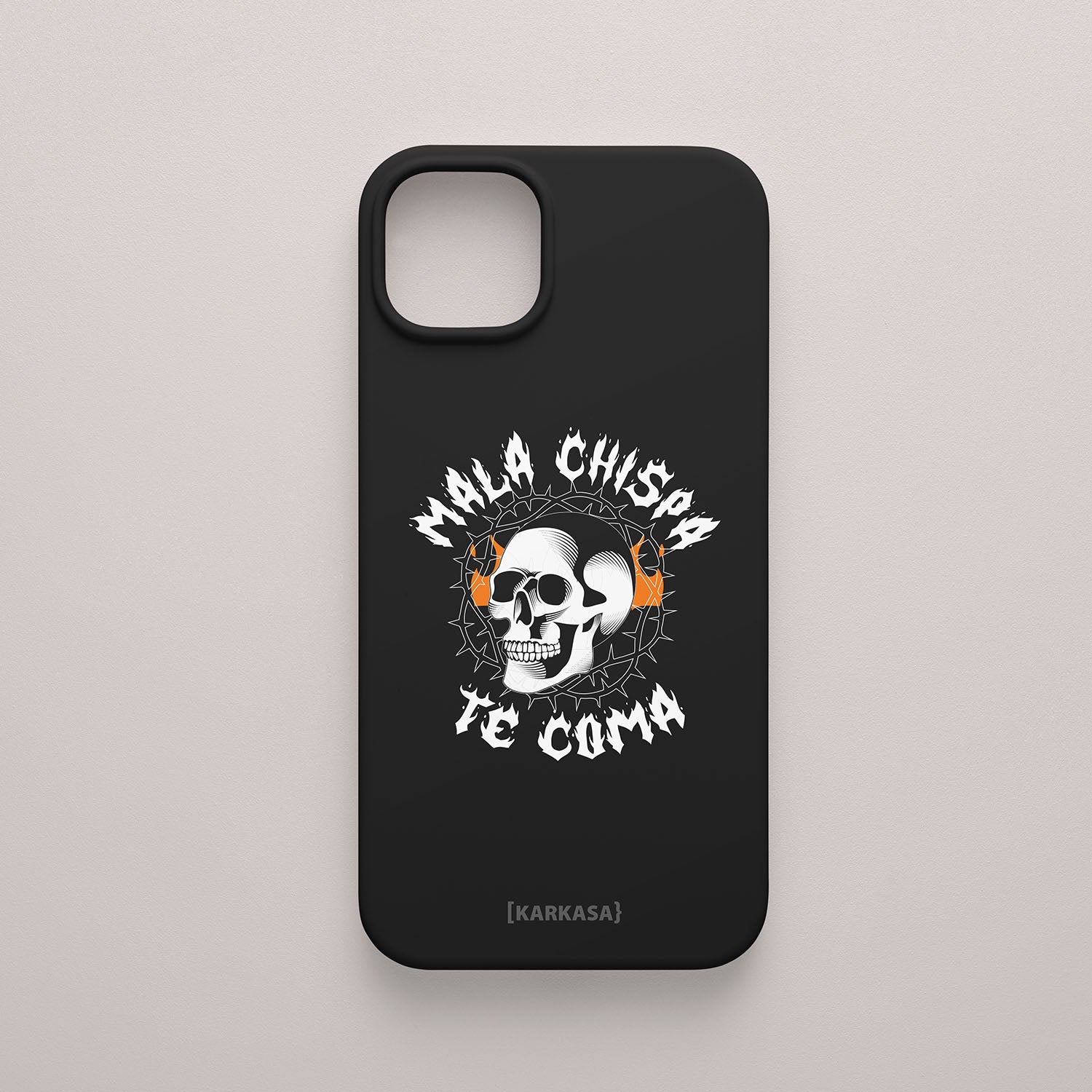 Funda negra con ilustración de una calavera en llamas y la frase "Mala chispa te coma" en tipografía gótica blanca, diseño de Son un Toxo.