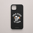 Funda negra con ilustración de una calavera en llamas y la frase "Mala chispa te coma" en tipografía gótica blanca, diseño de Son un Toxo.