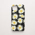 Funda KARKASA Silk Touch negra con estampado grande de margaritas blancas y amarillas. Carcasa de silicona estilo retro floral.