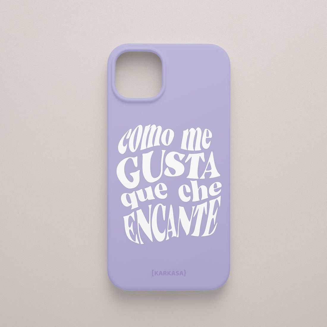Funda lila con tipografía retro ondulada (groovy) en blanco con la frase "Como me gusta que che encante", diseño de Son un Toxo.