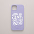 Funda lila con tipografía retro ondulada (groovy) en blanco con la frase "Como me gusta que che encante", diseño de Son un Toxo.