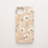 Funda móvil Miel y Pétalos KARKASA en Silk Touch rosa nude con diseño floral de margaritas, abeja y mariquita.