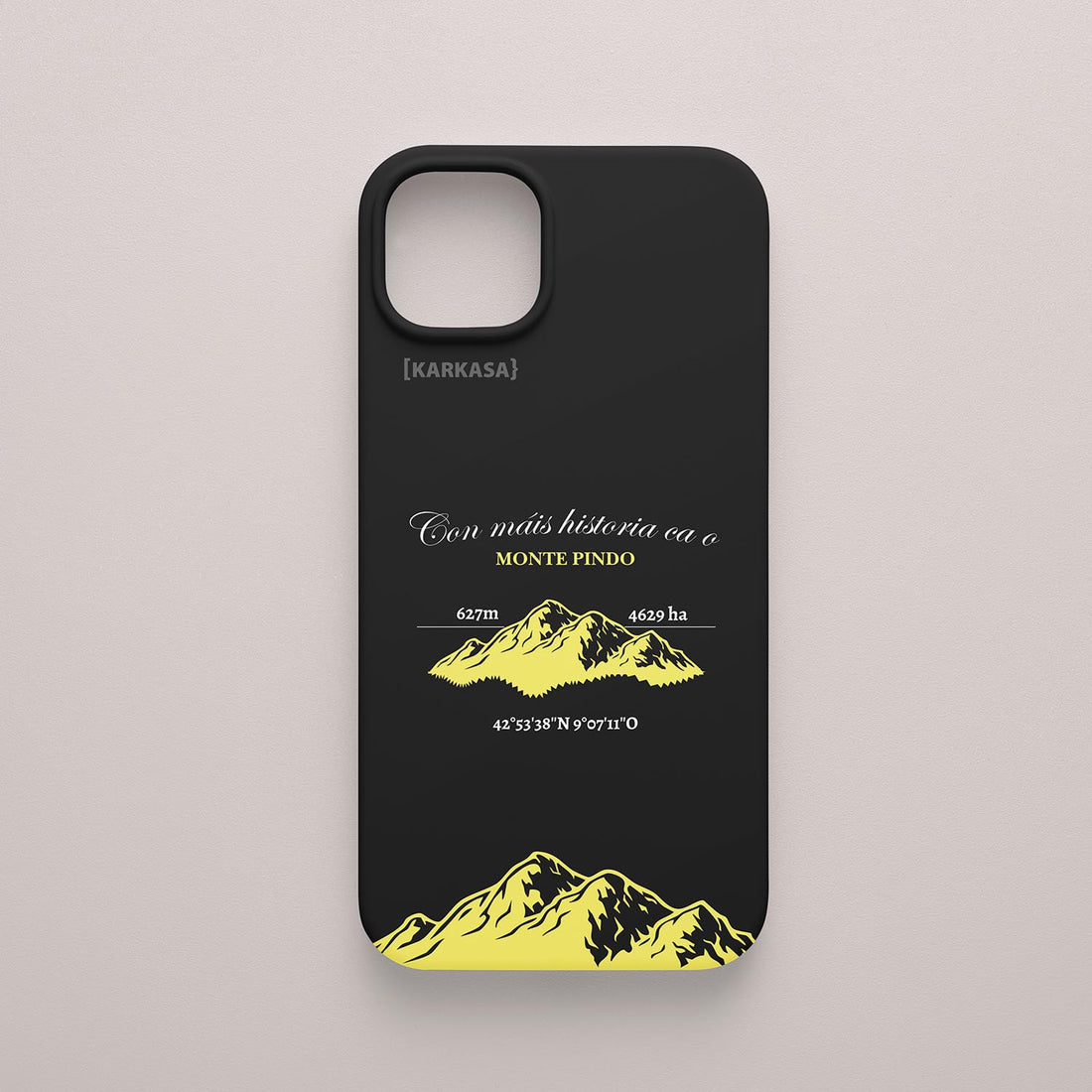 Funda negra con ilustración dorada de la montaña Monte Pindo y la frase gallega "Con máis historia ca o Monte Pindo", diseño de Son un Toxo.