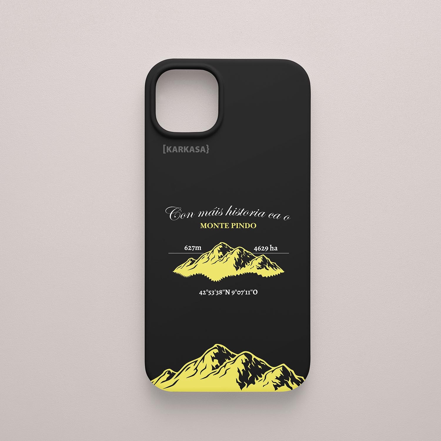 Funda negra con ilustración dorada de la montaña Monte Pindo y la frase gallega "Con máis historia ca o Monte Pindo", diseño de Son un Toxo.
