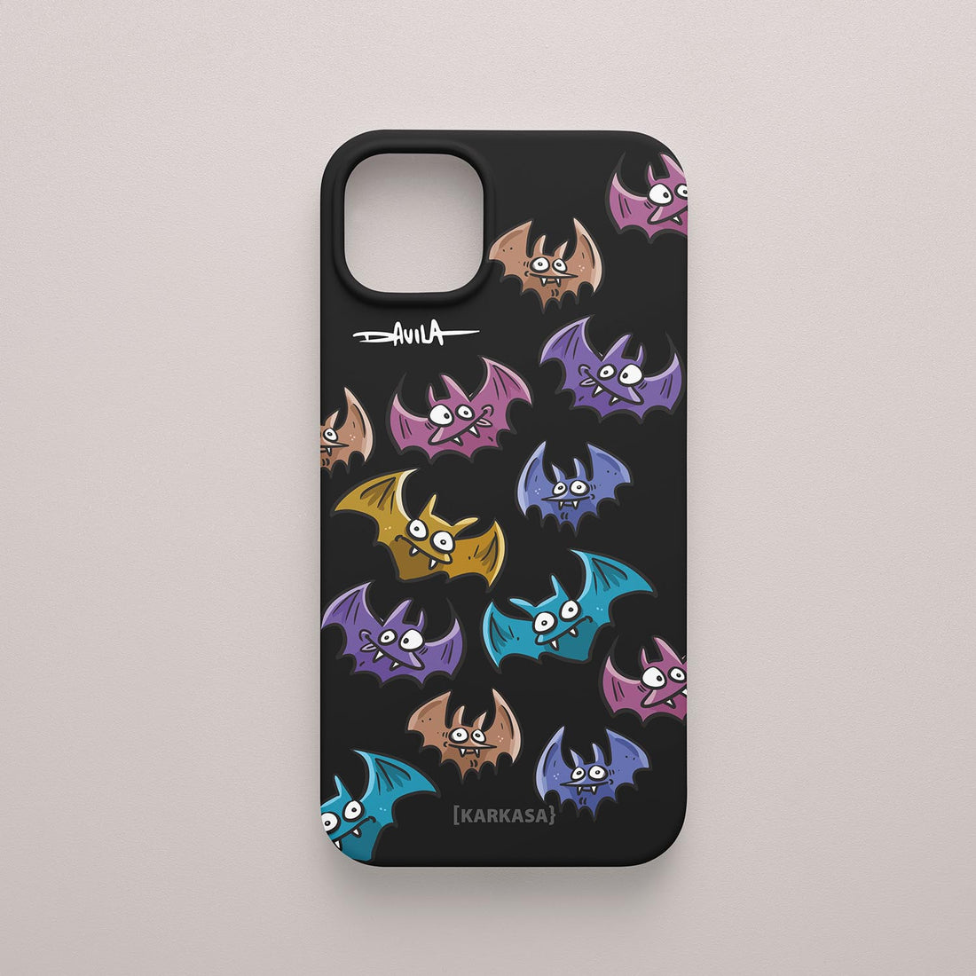 Funda negra con estampado de murciélagos (morcegos) de colores lila, naranja y azul con caras divertidas, diseño de Luis Davila.