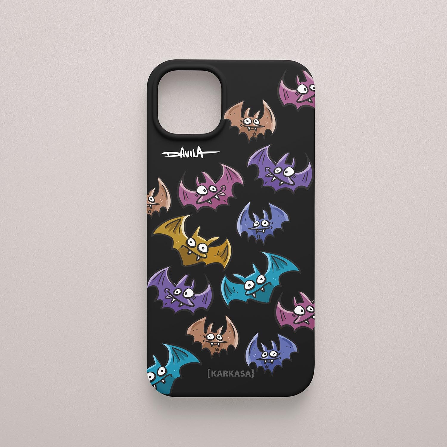 Funda negra con estampado de murciélagos (morcegos) de colores lila, naranja y azul con caras divertidas, diseño de Luis Davila.