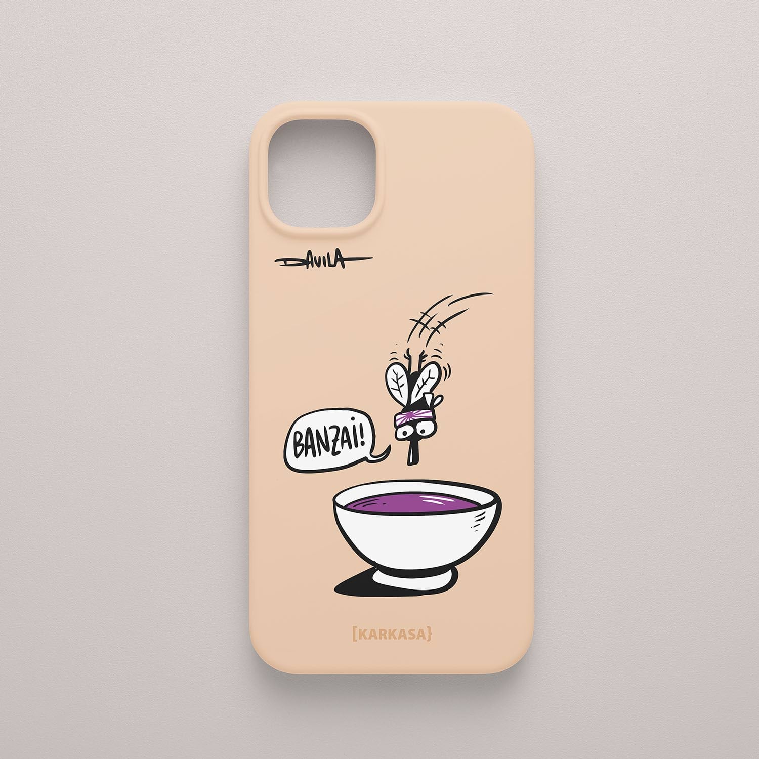 Funda de móvil rosa palo con ilustración cómica de un mosquito kamikaze gritando “BANZAI!” sobre una taza, diseño de Luis Davila para O Bichero x KARKASA.