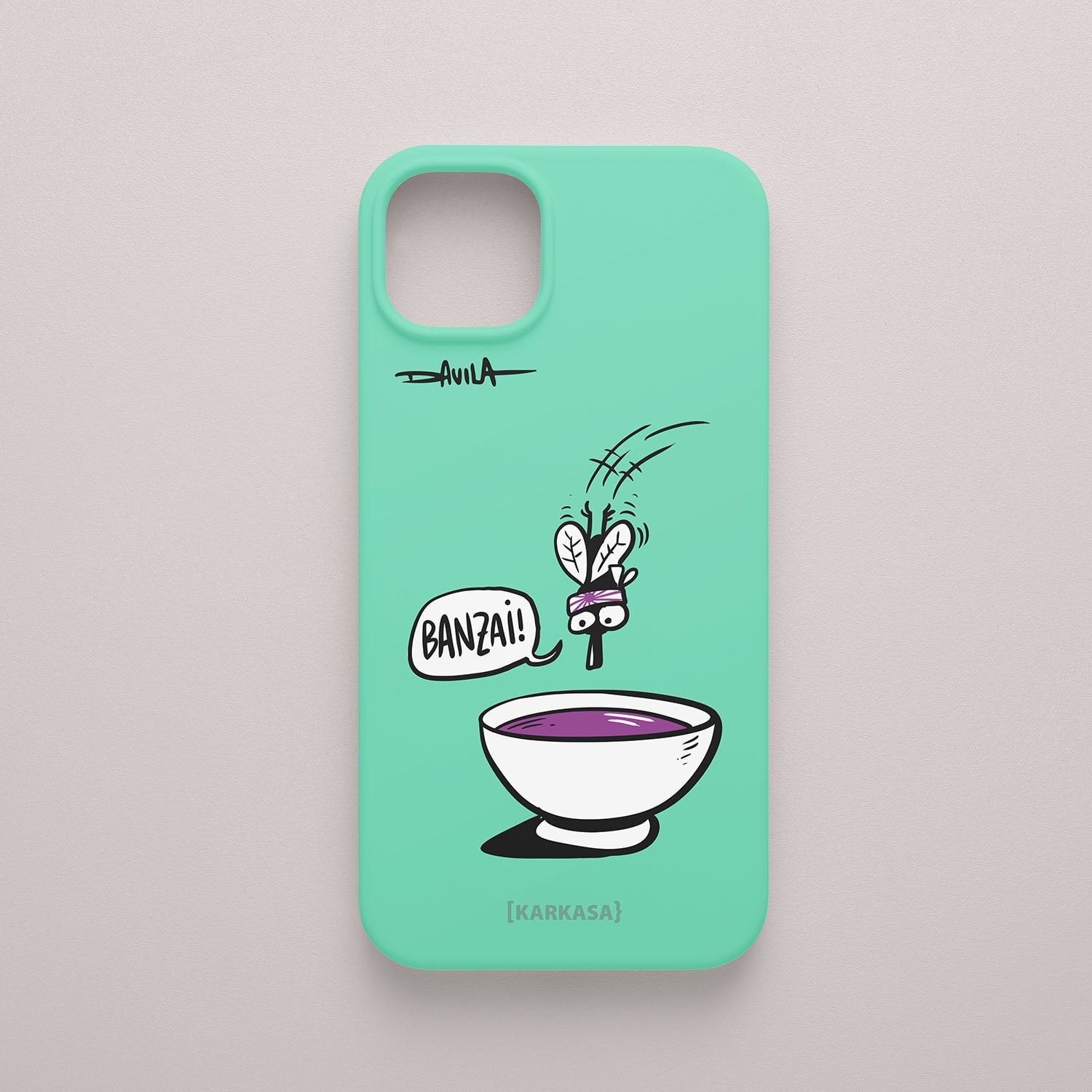 Funda movil verde mar con ilustración absurda de un mosquito gritando “BANZAI!” antes de caer en una taza, diseño de Luis Davila para KARKASA.