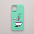Funda movil verde mar con ilustración absurda de un mosquito gritando “BANZAI!” antes de caer en una taza, diseño de Luis Davila para KARKASA.