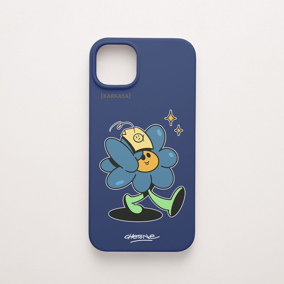 Funda de móvil de silicona azul marino con una flor azul con gorra amarilla y destellos perfilada en blanco, diseño No Bobo de Chetone Sánchez para KARKASA.